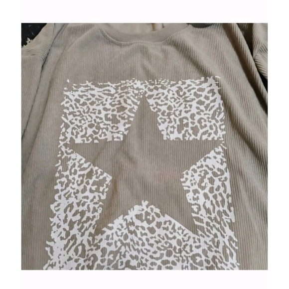 SHEIN Tan Long Sleeve with Star - Picture 2 of 7